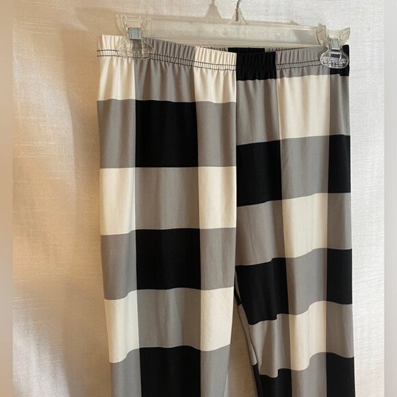 Buffalo  Plaid Leggings Ladies Medium Grey Scale - Picture 6 of 9